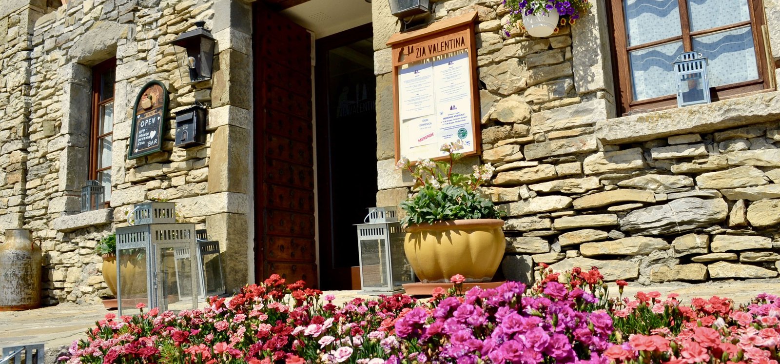 Fiori e pietra all’ingresso dell’Osteria