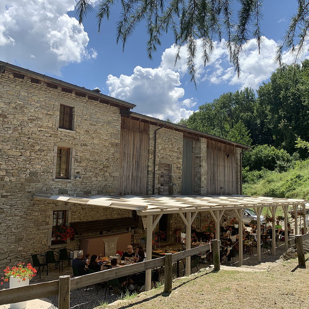 Il pergolato accanto alla casa in pietra