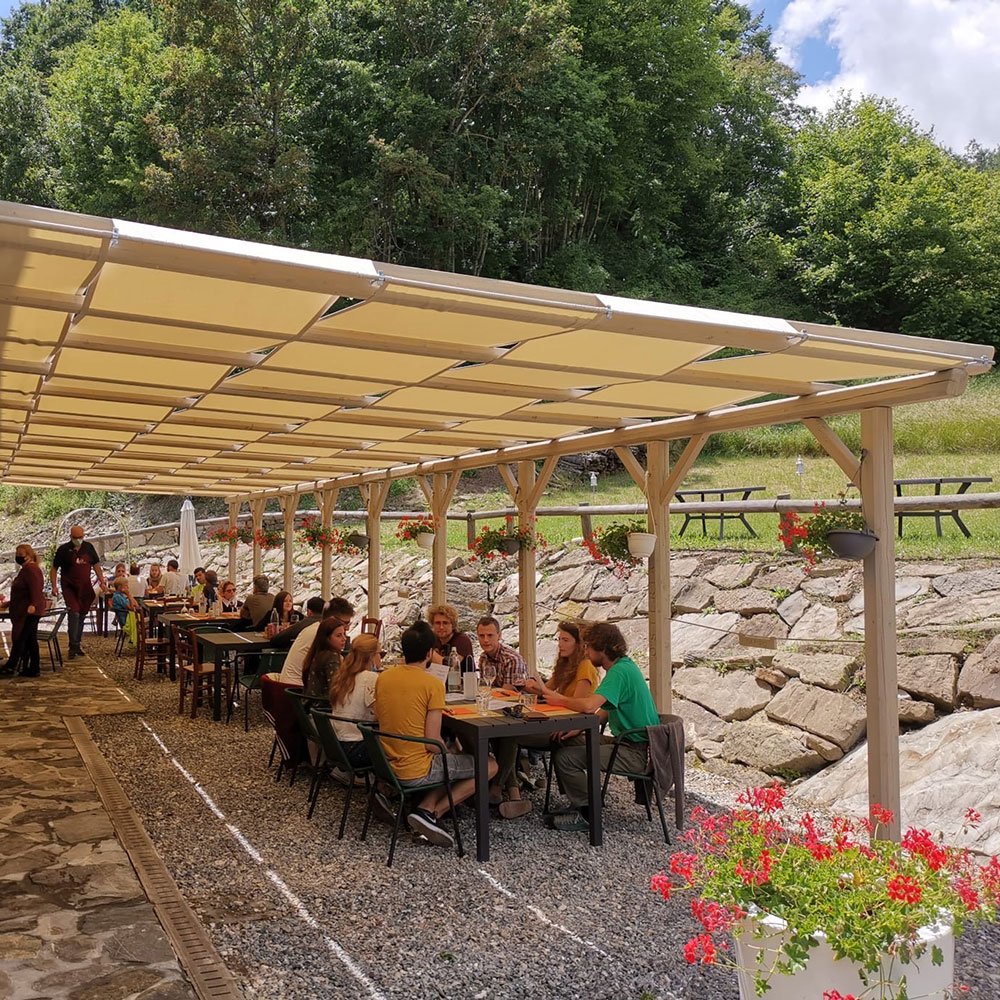I tavoli sotto il pergolato dell’osteria
