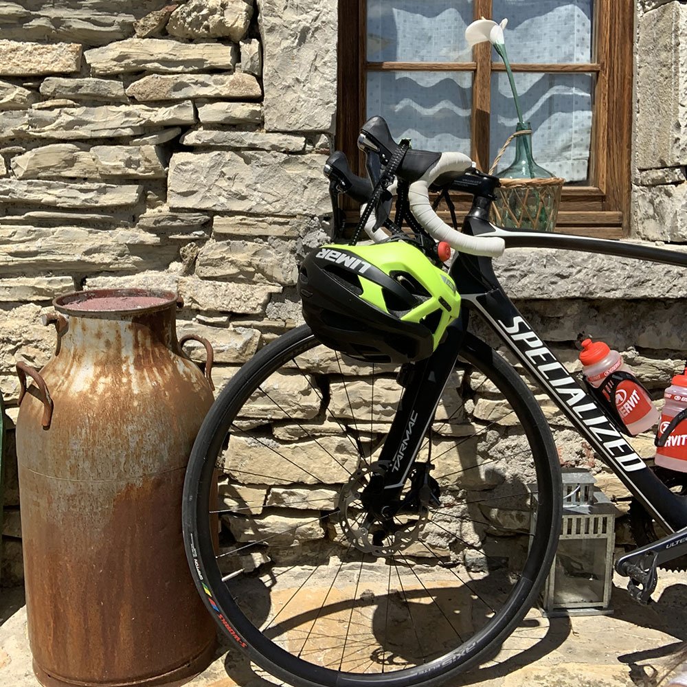 Una bicicletta accanto alle mura in pietra