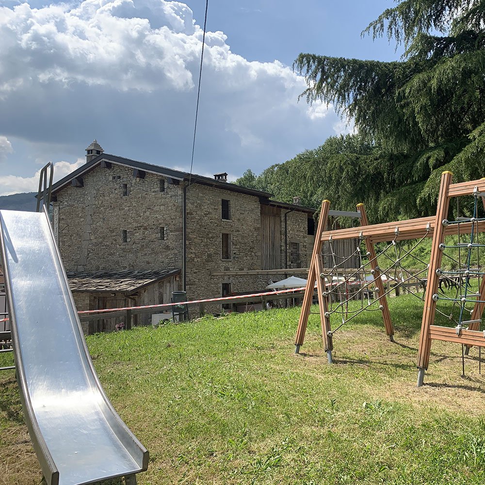 Lo scivolo e gli spazi per giocare