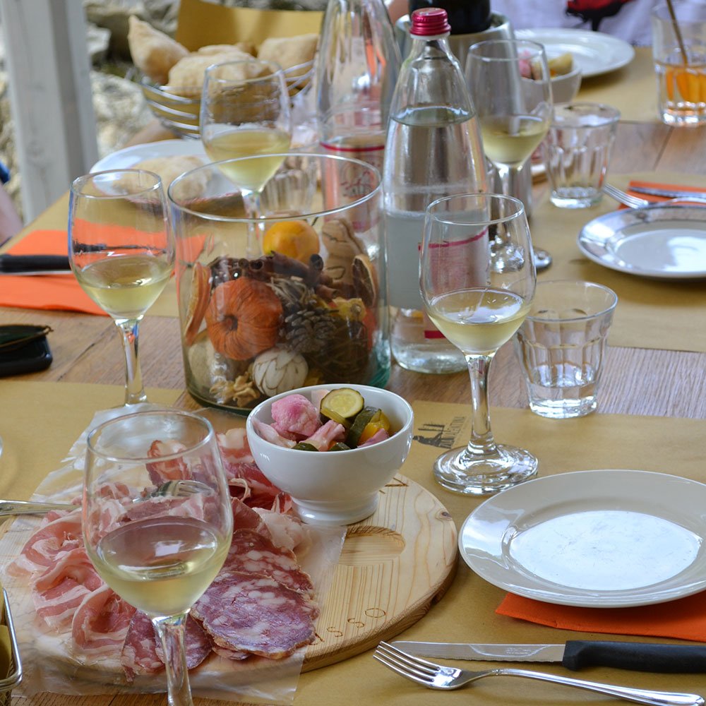 Una tavola preparata all’aperto