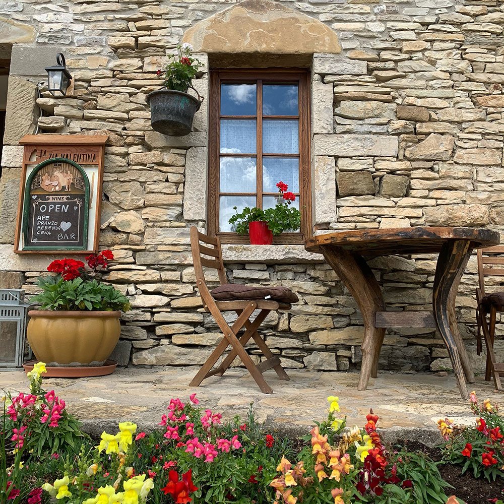 Zia Valentina tra pietra e fiori