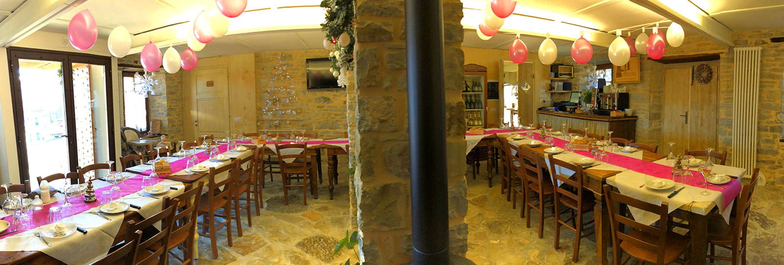 Una sala dell’osteria allestita per una festa
